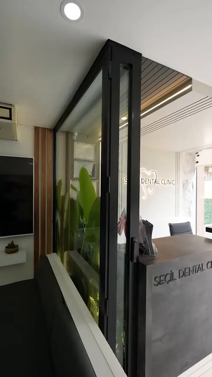 Seçil Dental Clinic – Logo duvarı